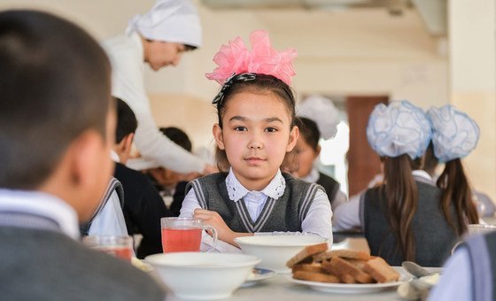 在哈萨克斯坦土耳其斯坦市的一所小学，一名9岁女孩正在吃午餐。